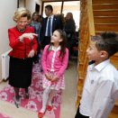 Dronningen fikk møte noen av barna ved Sevgi Evleri  (Foto: Lise Åserud / NTB scanpix)